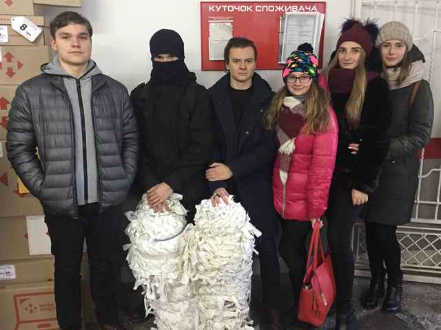 Майбутні історики і археологи перед відправкою сітки для аеророзвідки